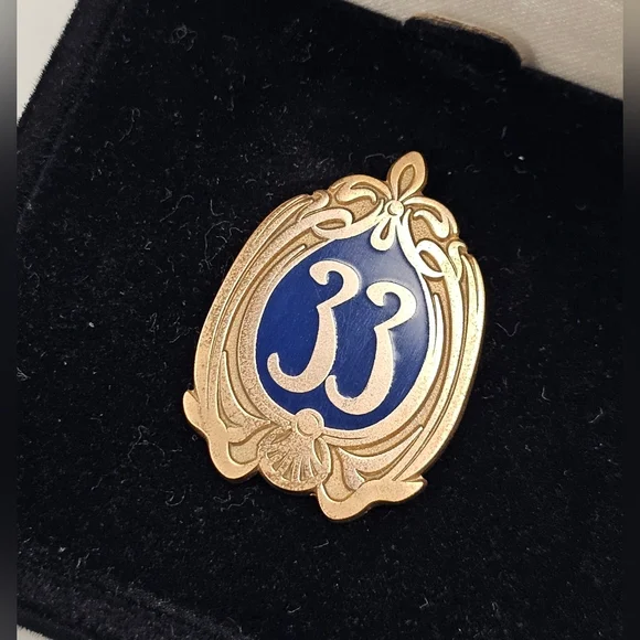 Disney Gold and Blue Club 33 Pin - Picture 5 of 7